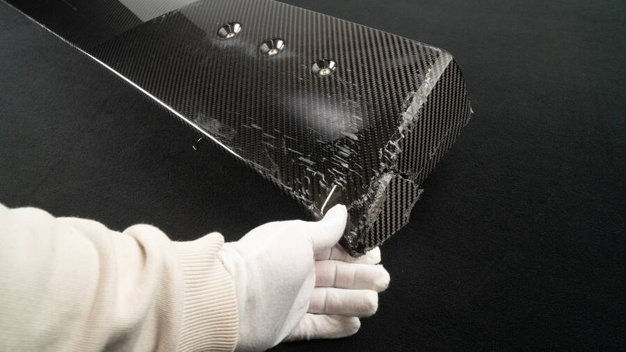 Carbon Reparatur – beschädigtes Carbonteil mit Rissen