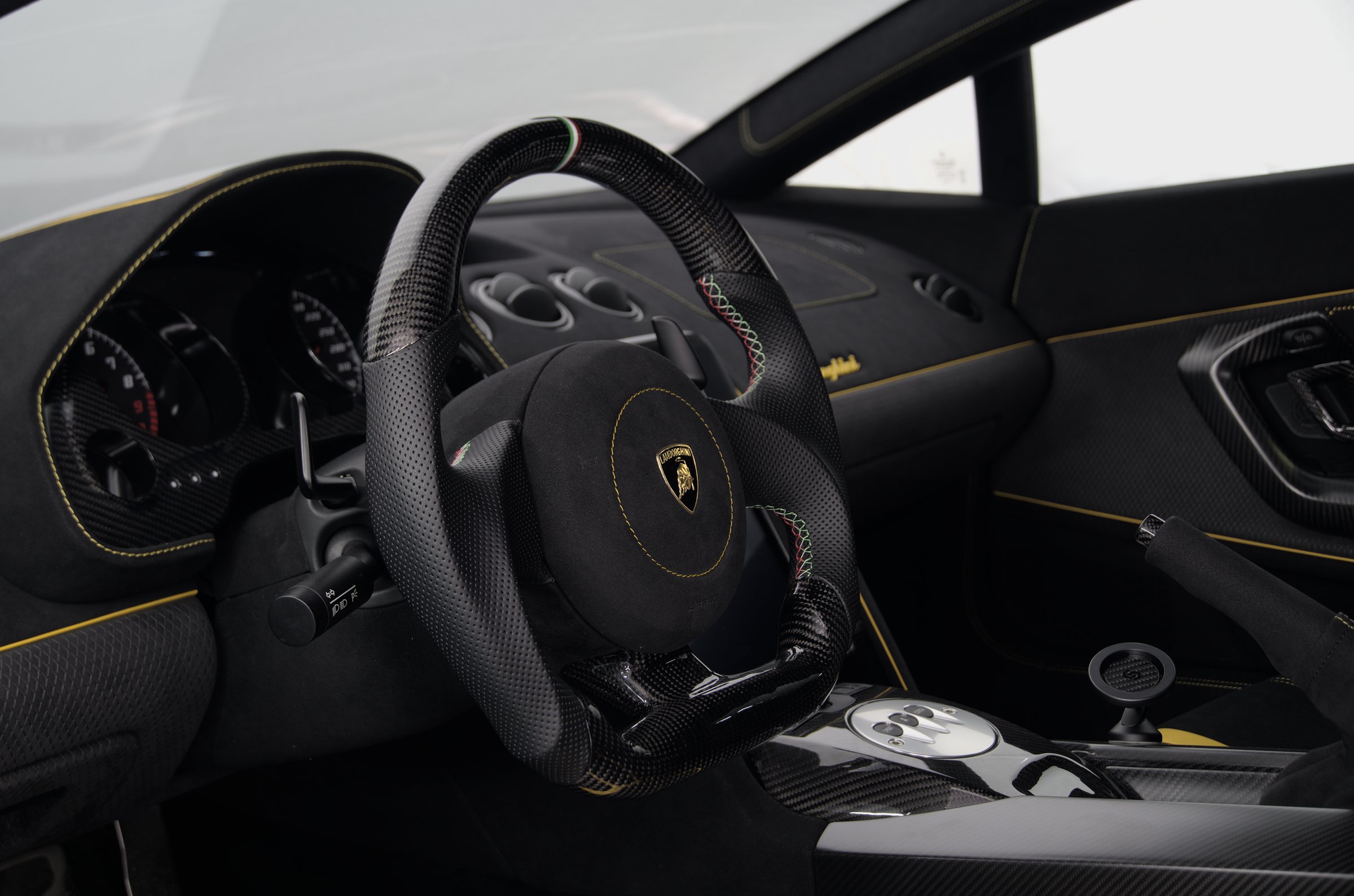 Innenraum eines Lamborghini: Lenkrad, Mittelkonsole und Zierteile in echtem Carbon, veredelt von Carbon Modifications