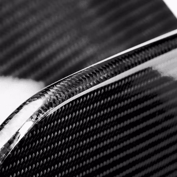 Kante eines Carbonteils mit ausgefransten Fasern, daneben dieselbe Kante nach der Reparatur