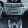 Leistungsstarkes Carbon-Finish im Innenraum eines BMW M-Modells für verbessertes Sportwagen-Design.
