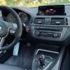 Leistungsstarke BMW-Innenraum mit Carbon-Modifikationen, sportlichem Design und modernster Technologie.