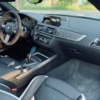 Leistungsstarker Innenraum mit Carbon-Modifikationen im BMW, sportliches Style-Upgrade, Luxus-Interieur, Automobilzubehör, Fahrzeugindividualisierung.