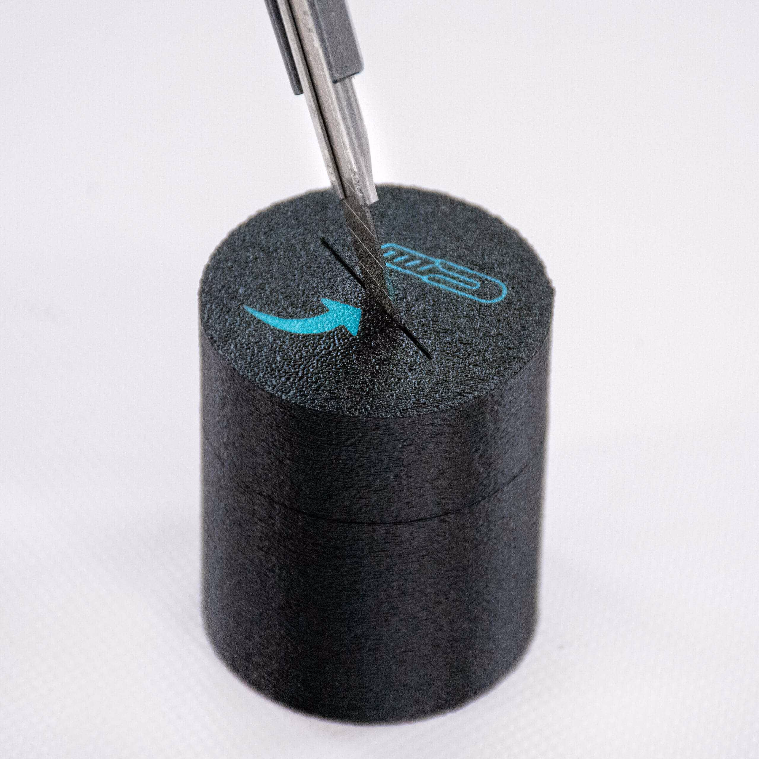 Innovatives Karbon-Kartenlesegerät mit Schneidewerkzeug für präzise Schnitte.