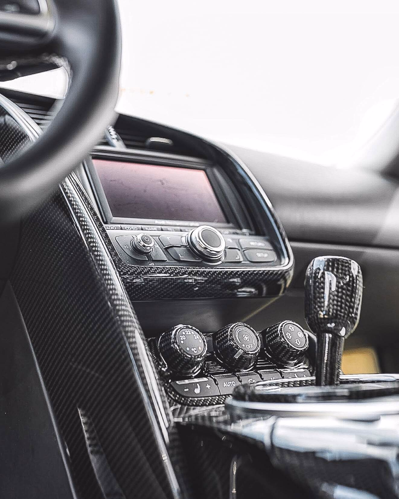 Leistungsstarke Kohlefaser-Carbon-Innenelemente für Autos, sportliches Design und hochwertiger Automobilzubehör.
