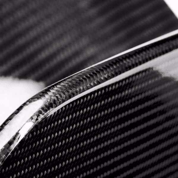 Leicht reflektierendes Carbon-Finish auf Automobilteilen für verbessertes Design und Leistung.