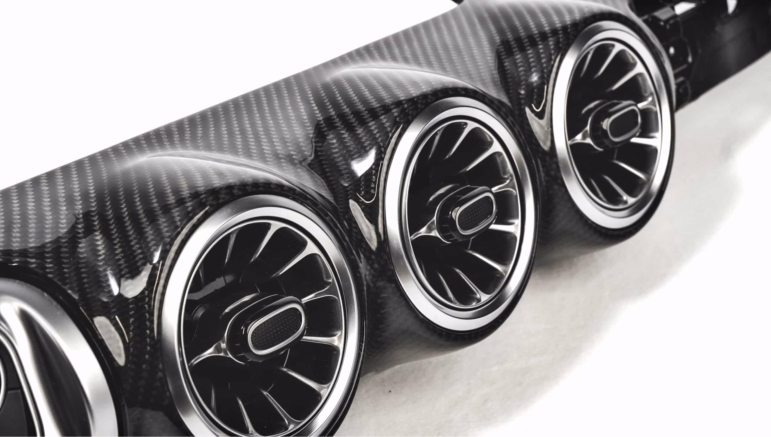 Hochwertiges Auto-Umbaukit aus Kohlefaser für sportliches Design.