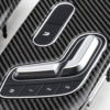Hochwertiger Fahrzeuglenkrad-Controller mit Carbon-Finish für Luxusautos.