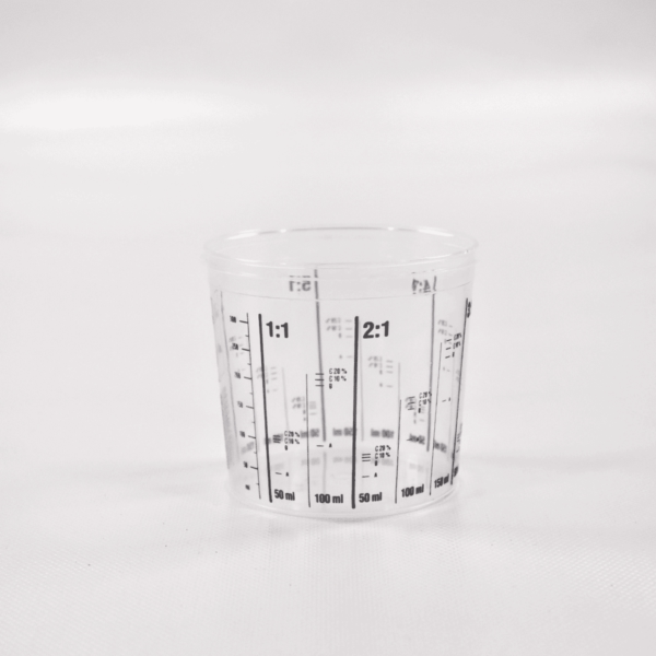 Messbecher aus Acryl für präzises Messen in Automobil- und Werkstattanwendungen.
