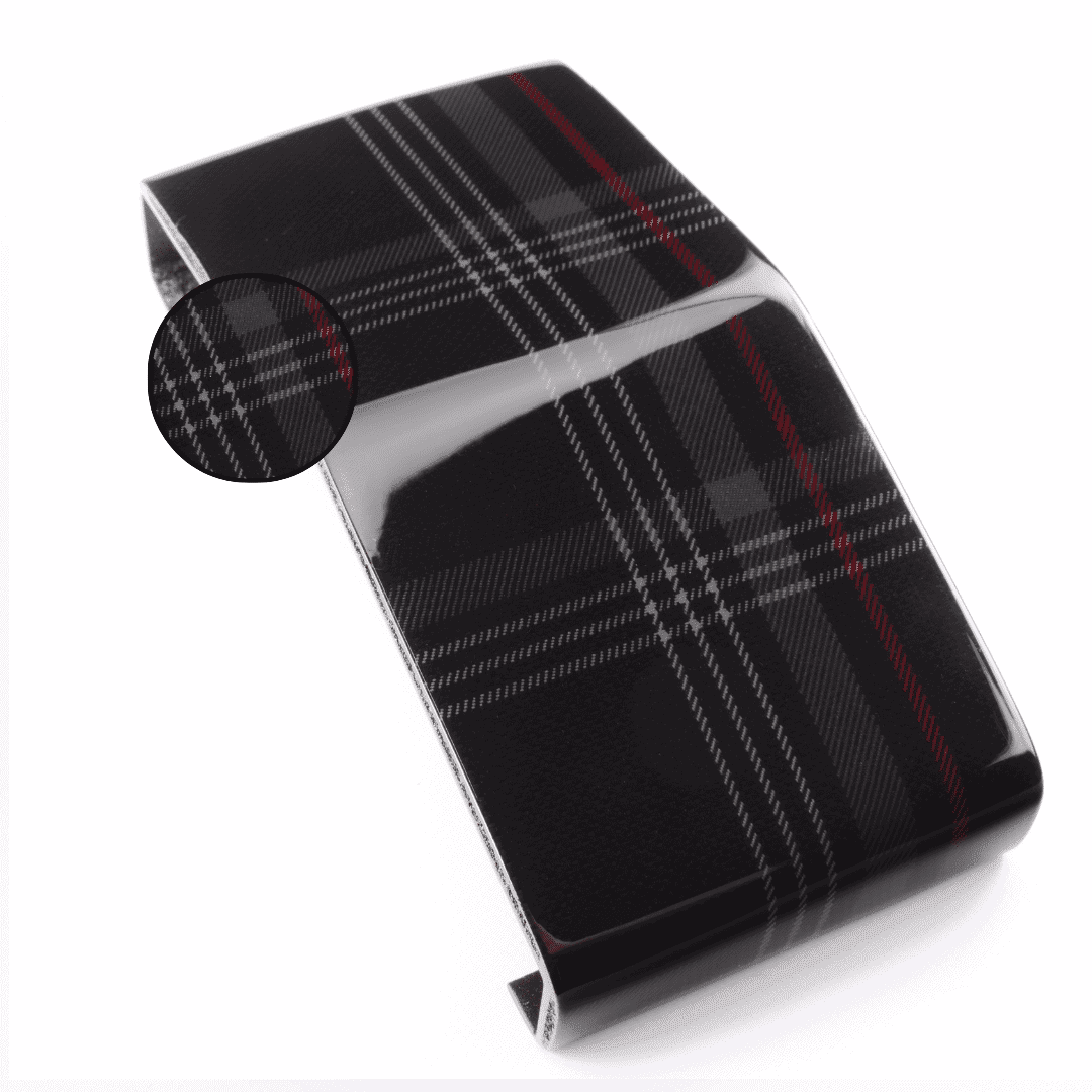 Carbon-Faser-Design auf Autoteil, hochwertiger Silikon-Überzug mit Tartan-Muster.