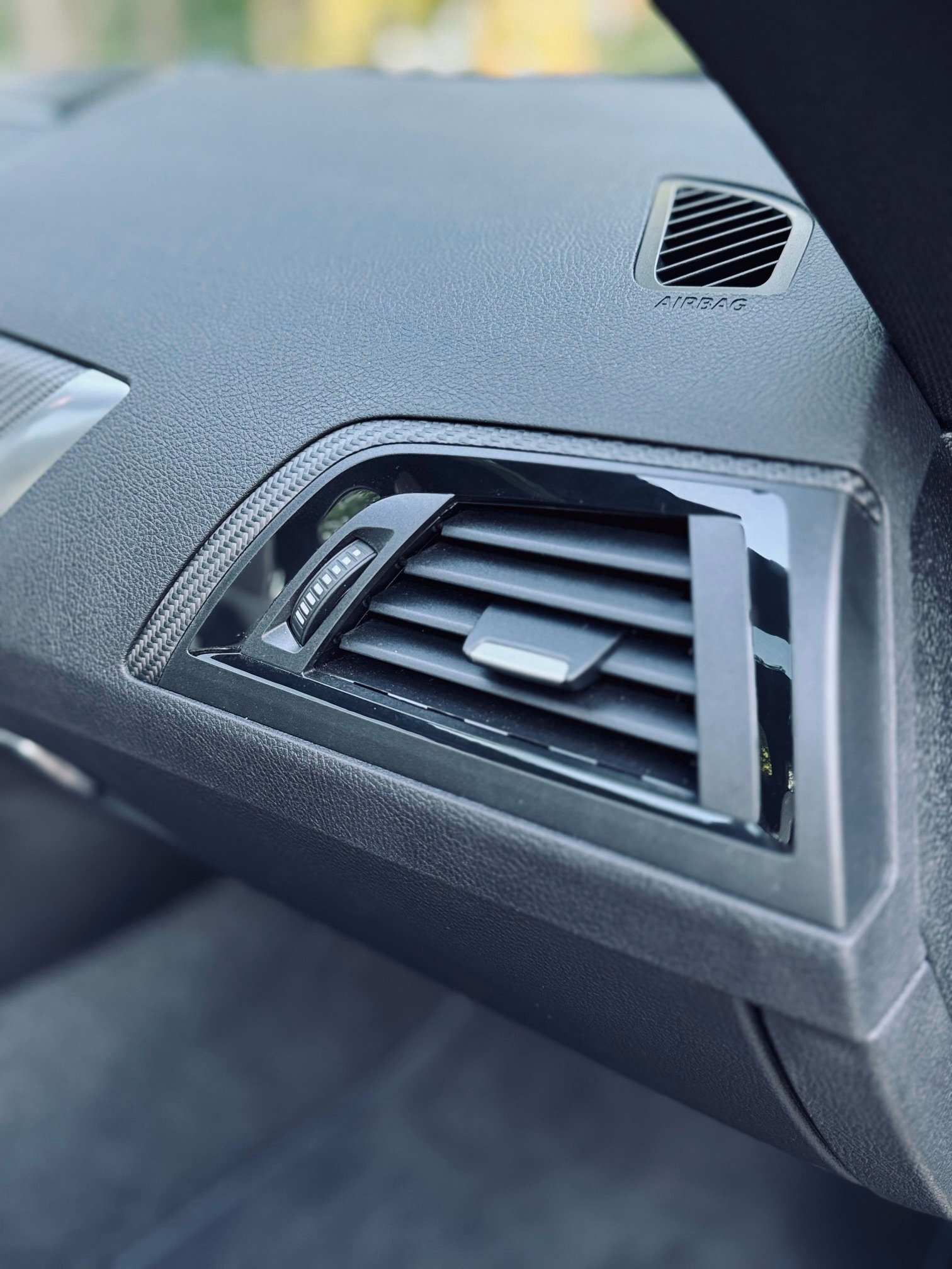 Lufteinlass mit Carbon-Optik für verbessertes Fahrzeugdesign und Leistung.