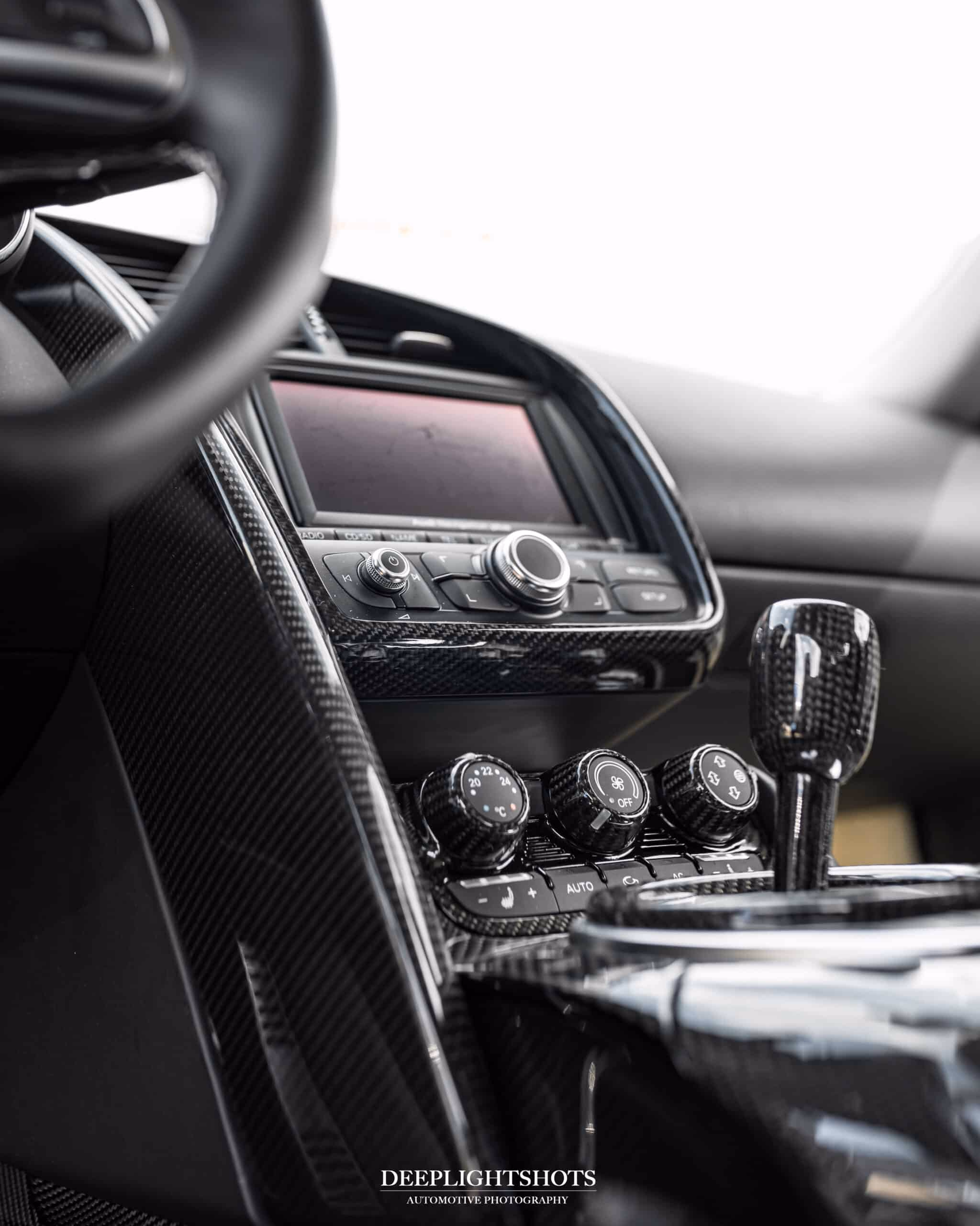 Leistungsstarkes Interieur mit Carbon-Details und moderner Steuerung bei Carbon Modifications.