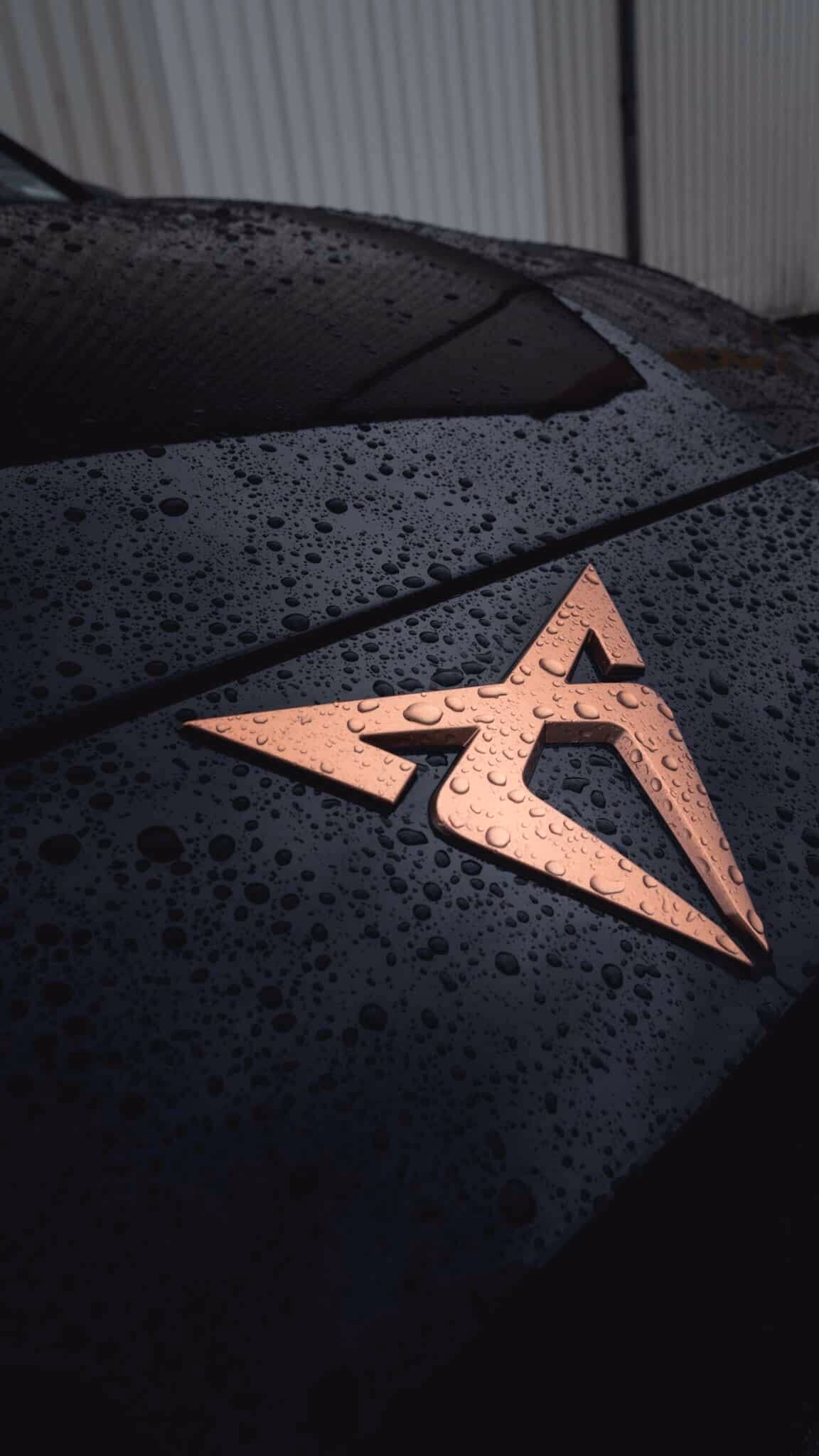 Leuchtendes Carbon-Designemblem mit Wassertropfen, für sportliches Autodesign.