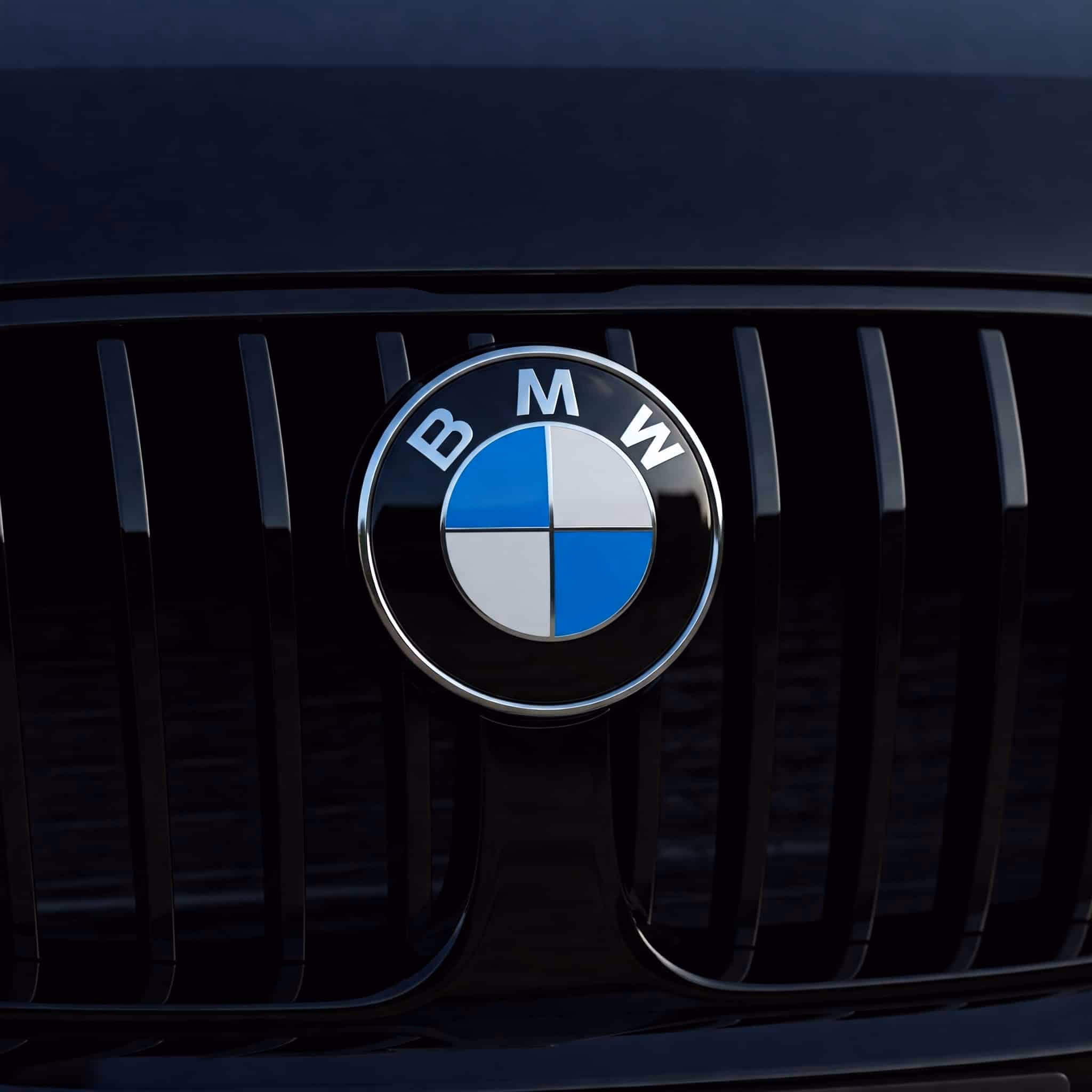BMW Logo auf einem schwarzen Fahrzeuggrill.