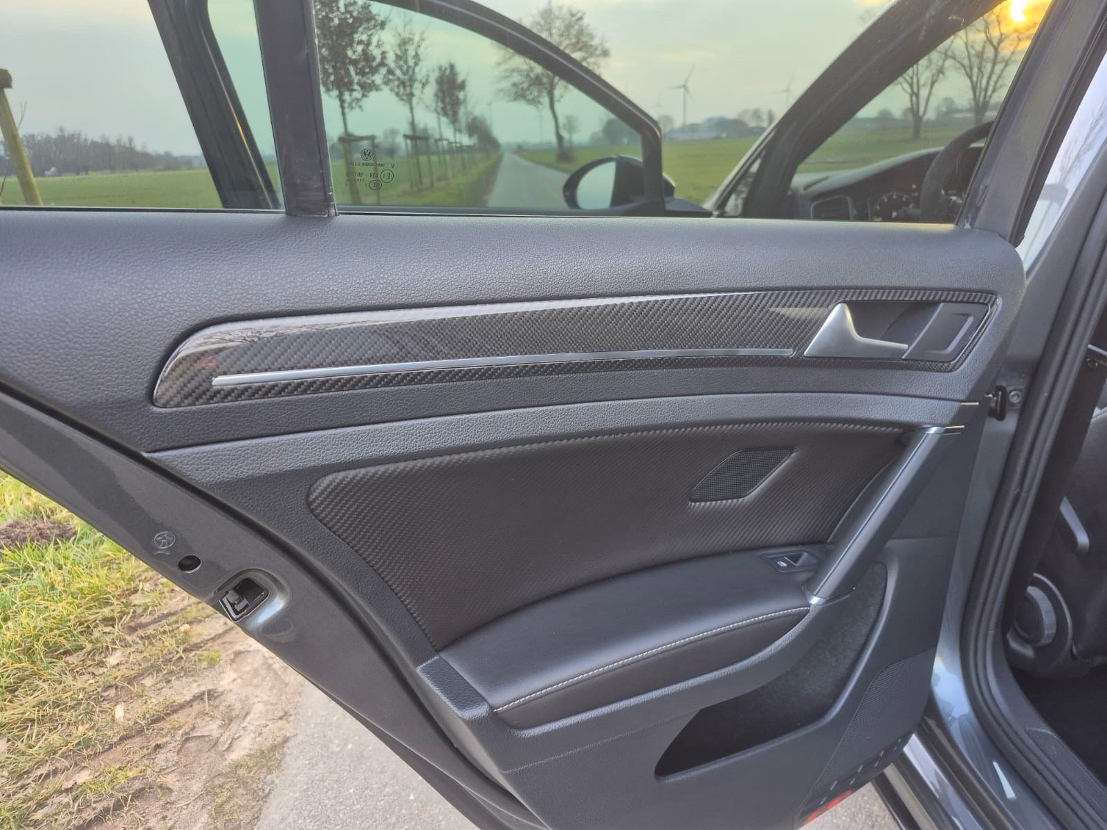 Leistungsstarker Fahrzeug-Innenraum mit Carbon-Design fĂĽr Autos, sportliches Upgrade.