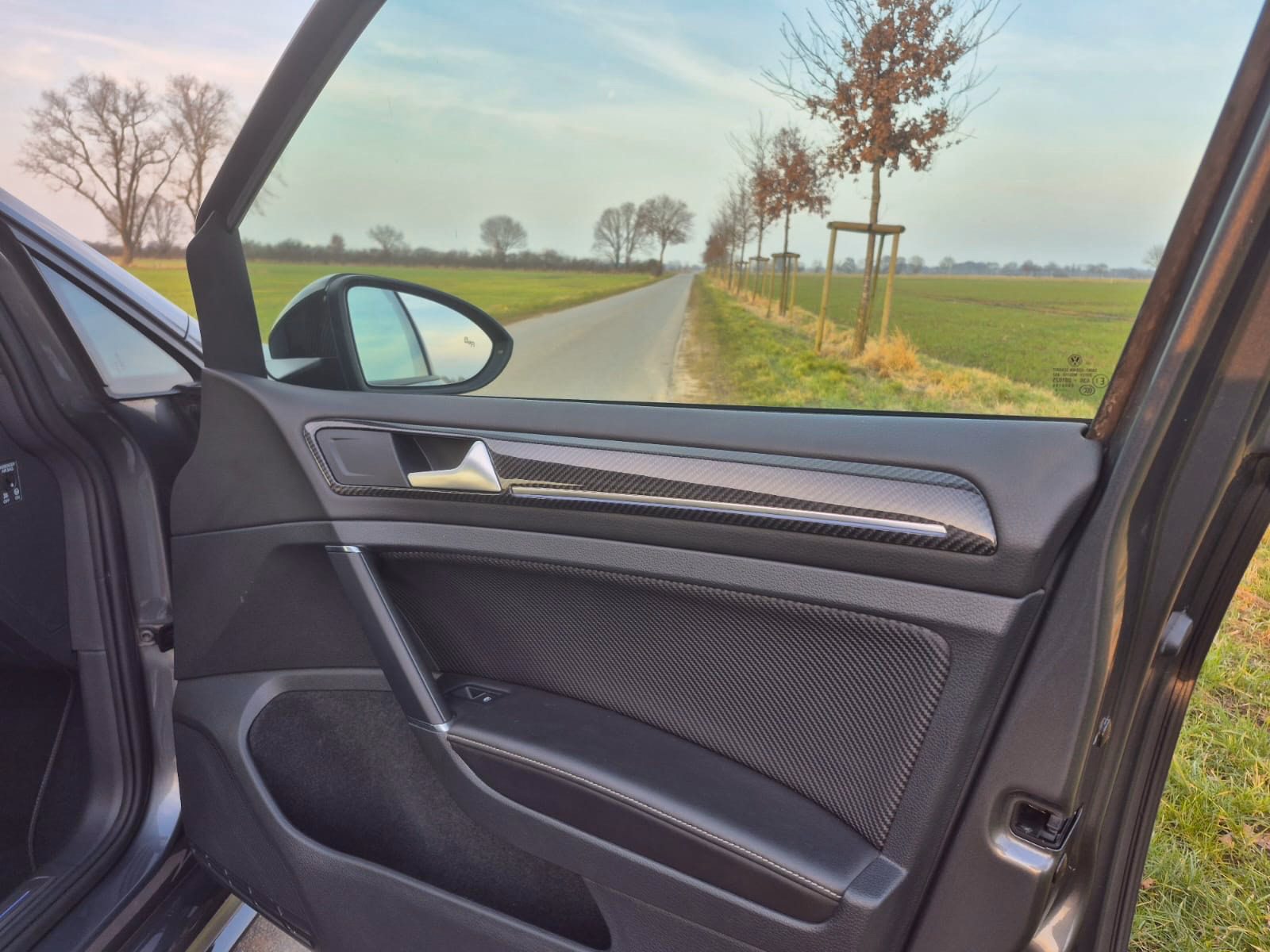 Modernes Autoinnenraum mit Carbon-Details fĂĽr Fahrzeugmodifikation und individuelle Optik.