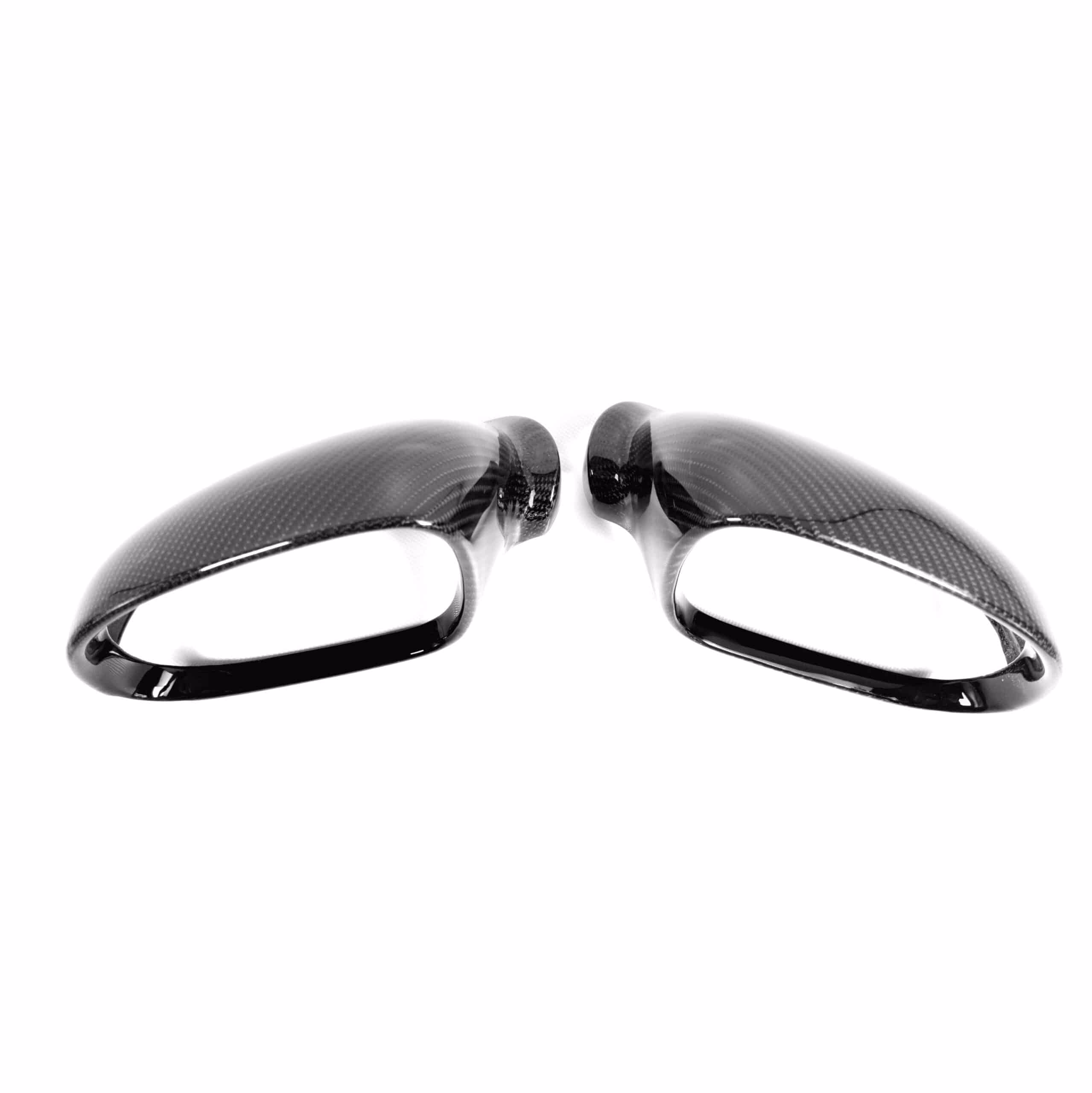 Leicht gewölbte Abgasanlagen aus Carbon für Sportwagen und Fahrzeuge.