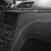 Hochwertiges Carbon-Finish im Armaturenbereich eines Maserati Fahrzeugs.