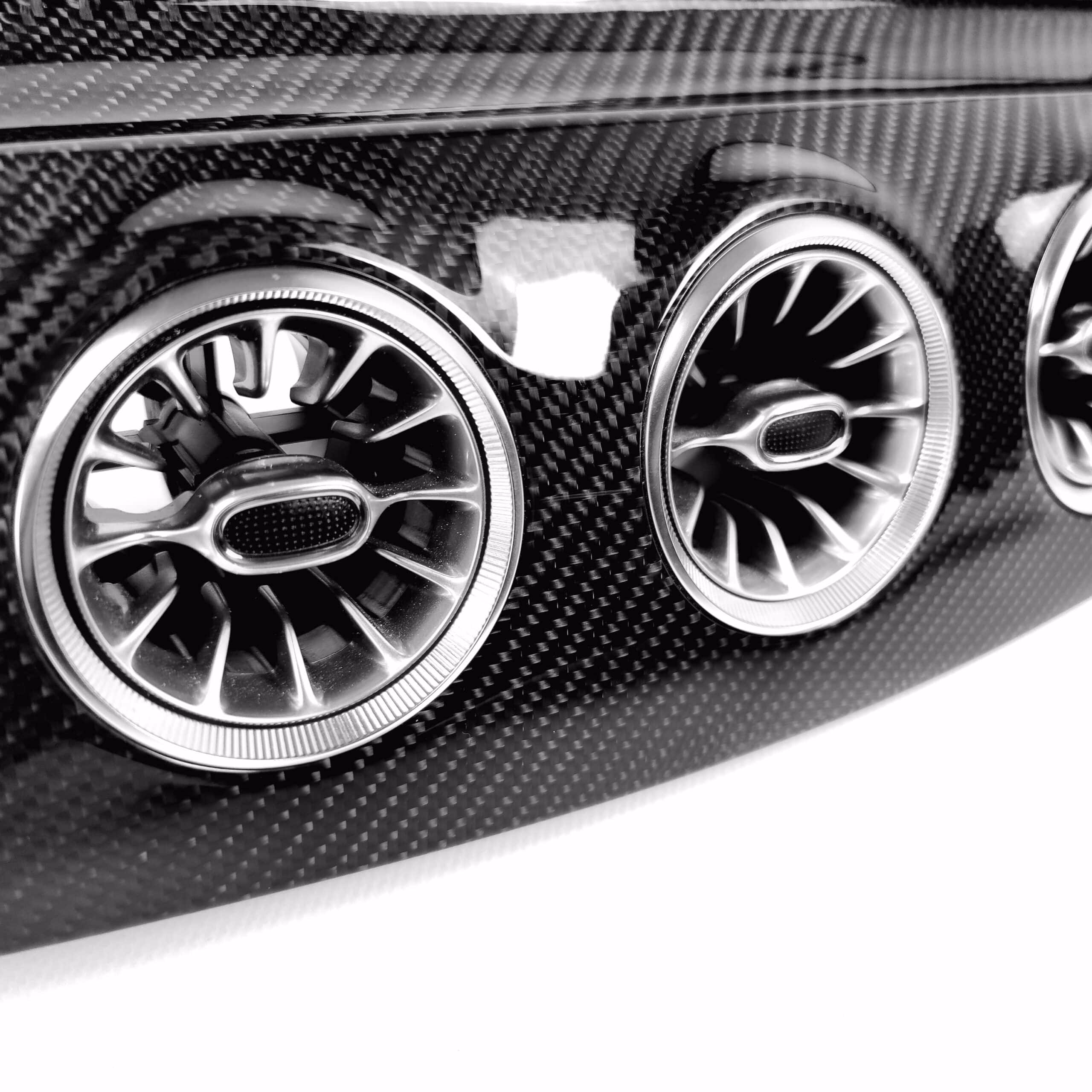 Luftauslässe mit Carbon-Optik für Hochleistungsfahrzeuge bei Carbon Modifications.