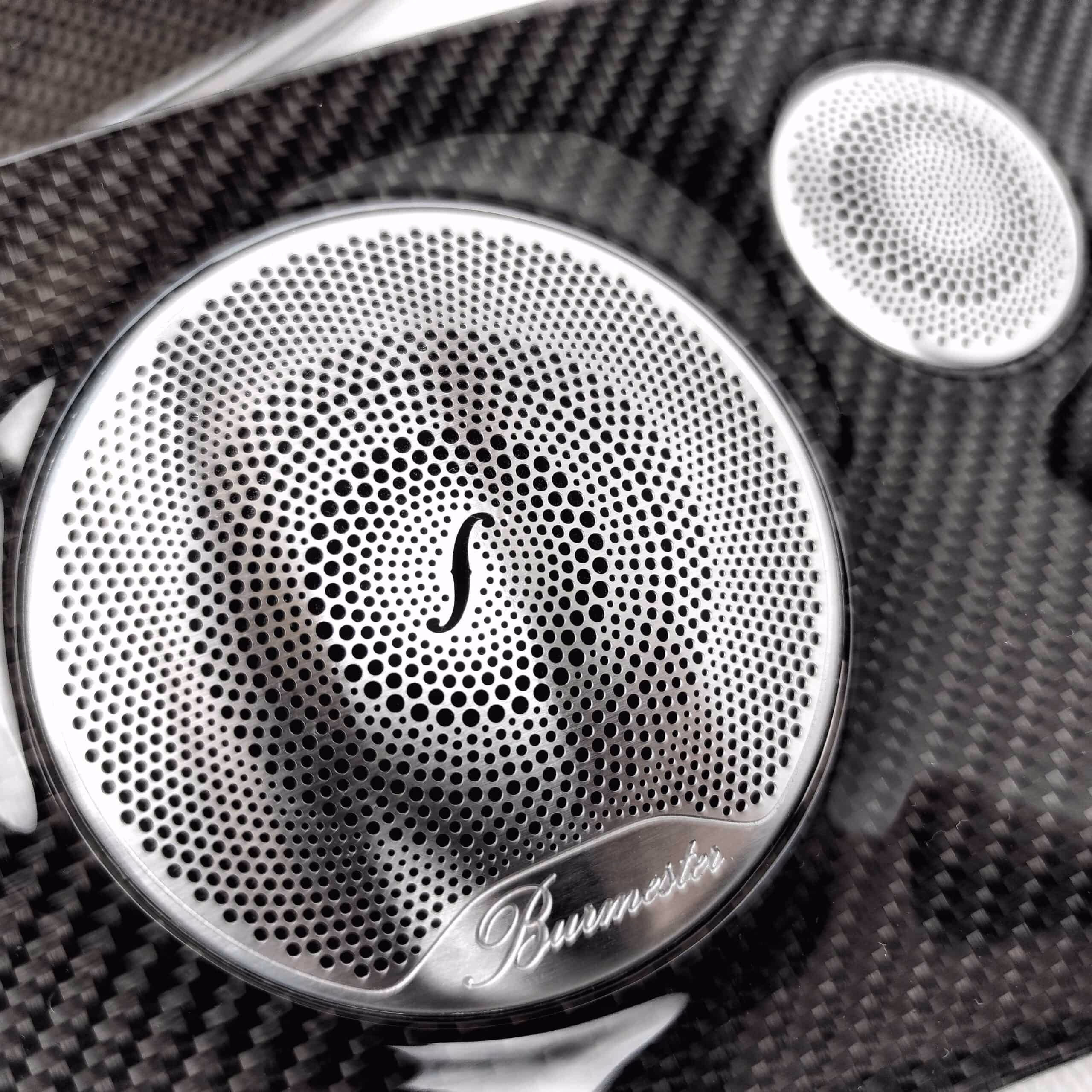 Hochwertige Car Audio Lautsprecher mit Carbon-Furnier für optimierten Klang und modernes Design.