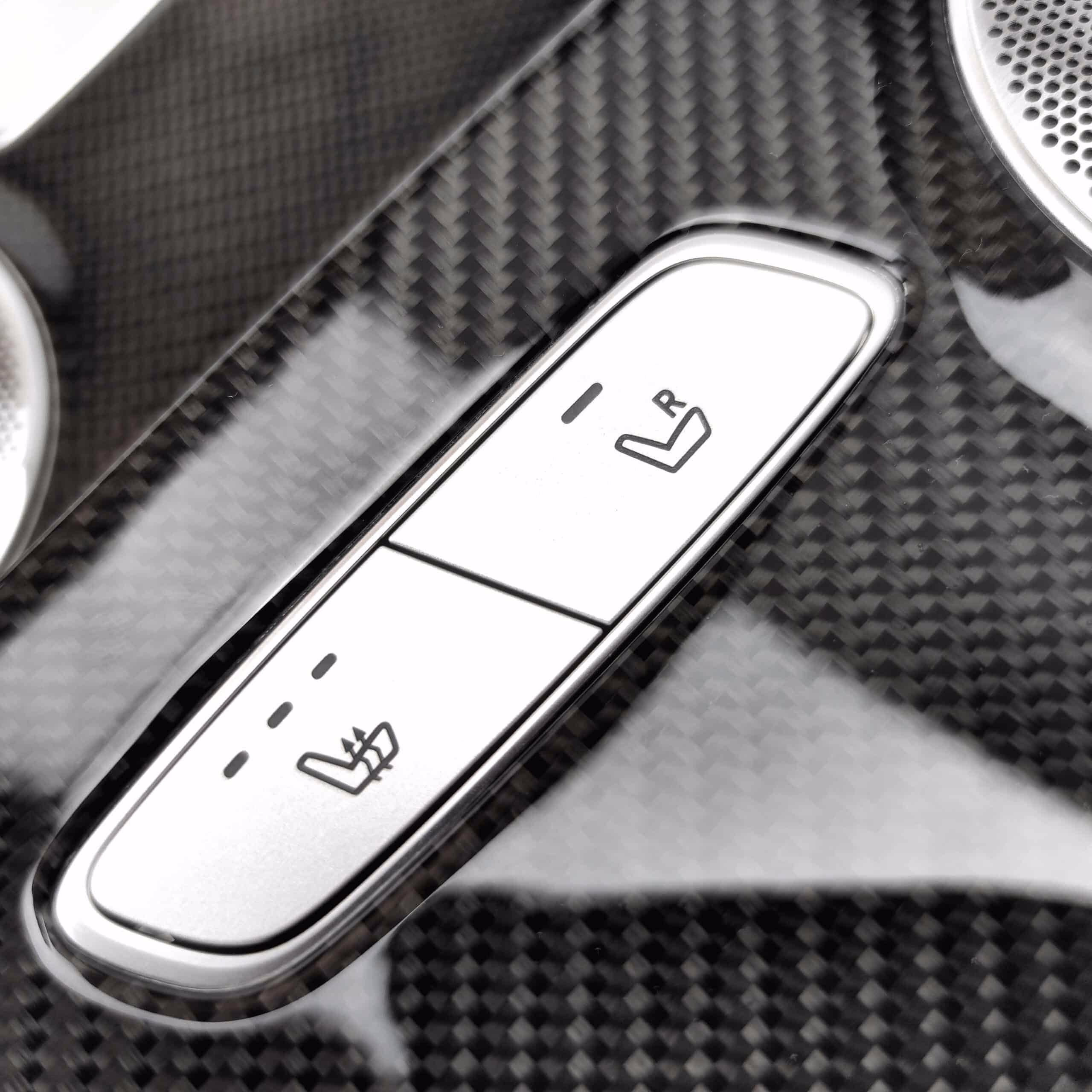 High-End Sitzheizungssteuerung im Auto, Carbonfaser-Design für Luxusfahrzeuge.