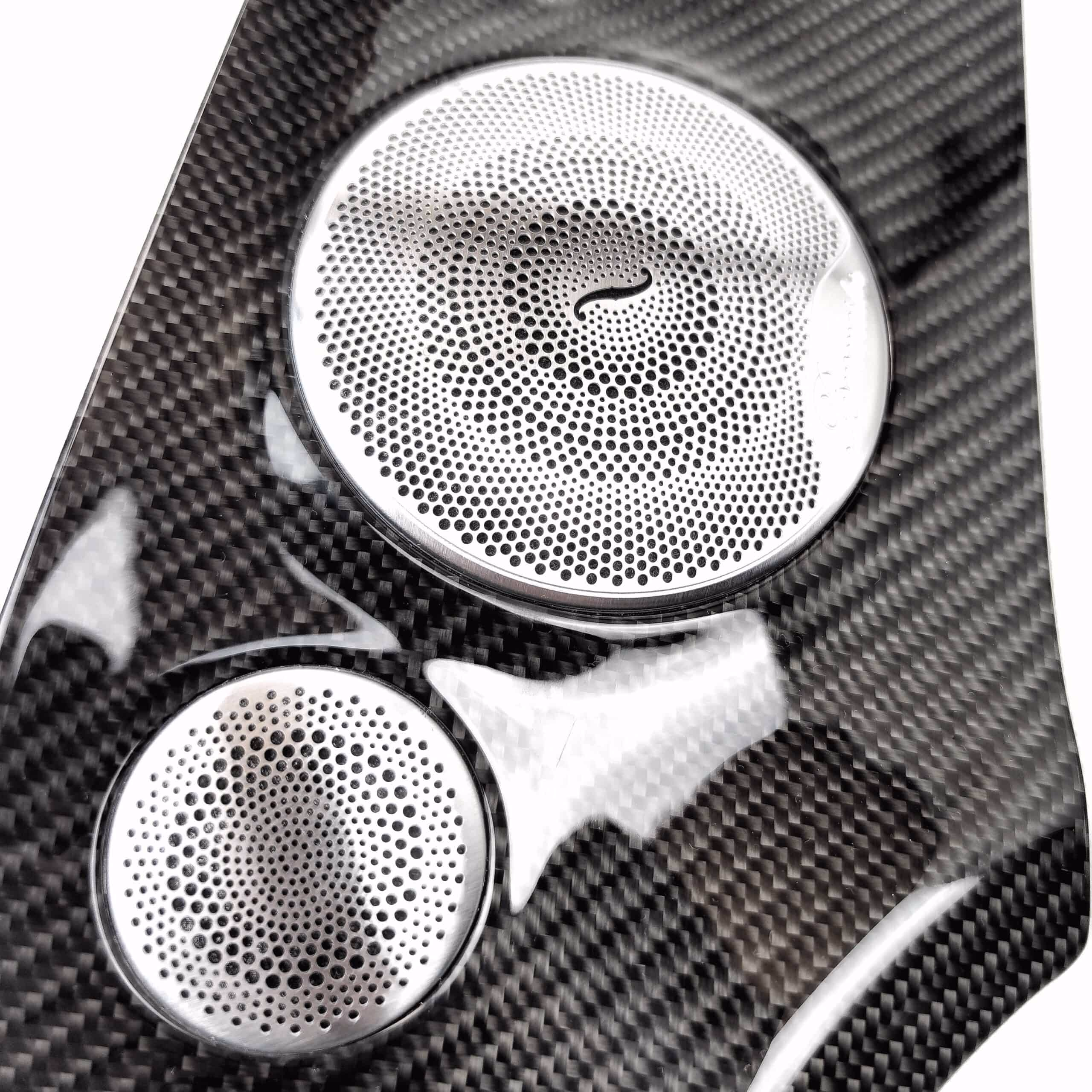 Hochwertige Carbon-Karosserie mit sportlichen Lautsprechern für Car-Audio-Optimierung.