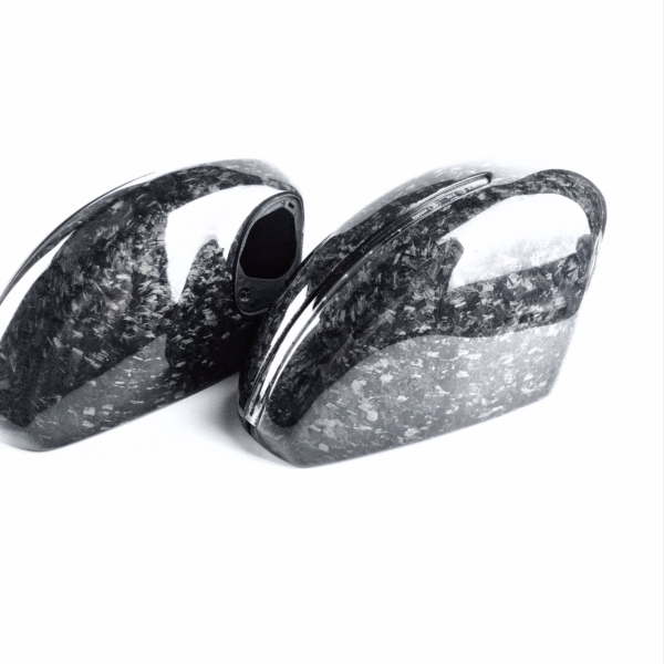 Höhenverstellbare Seitenspiegelabdeckungen aus Carbon für Fahrzeuge.