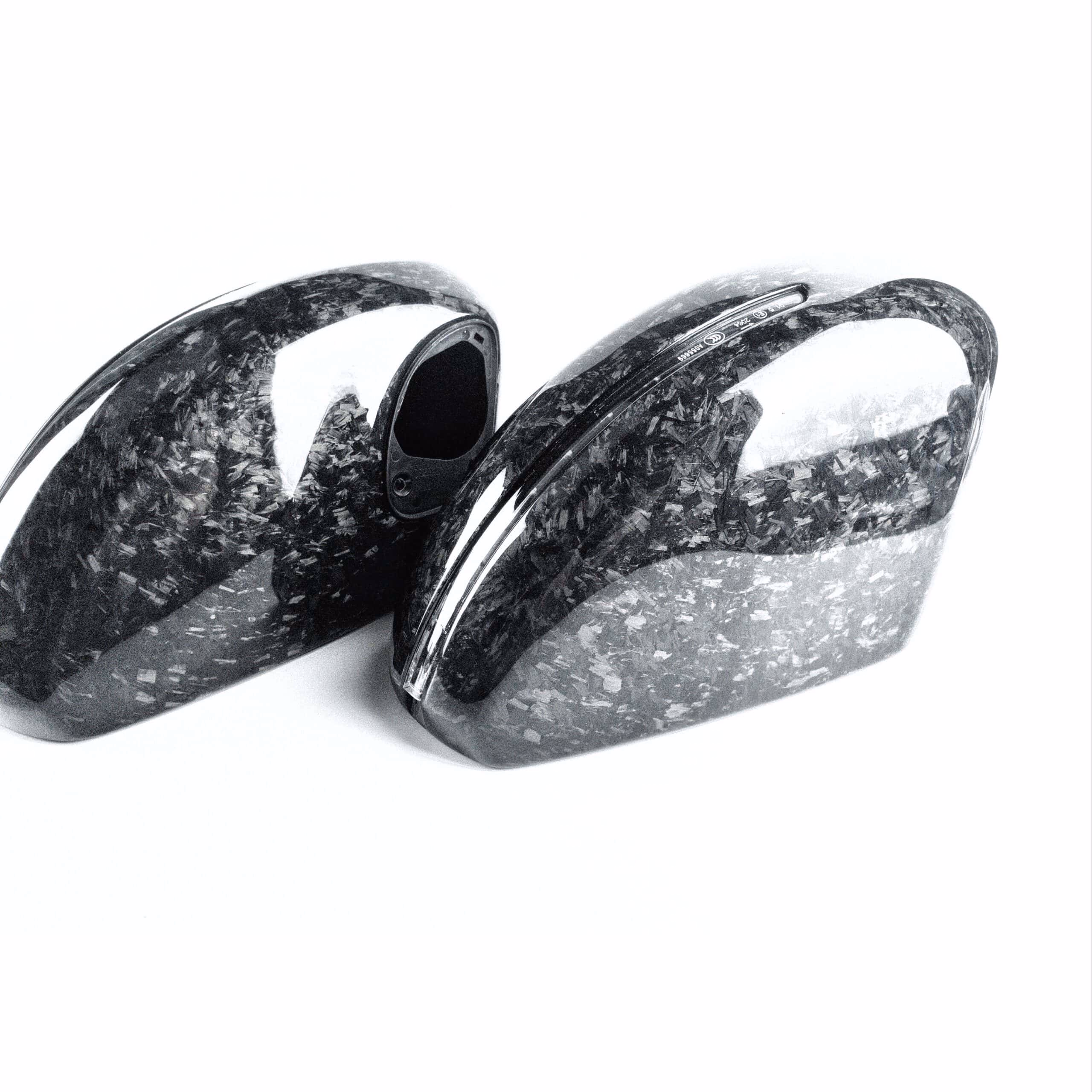 Höhenverstellbare Seitenspiegelabdeckungen aus Carbon für Fahrzeuge.