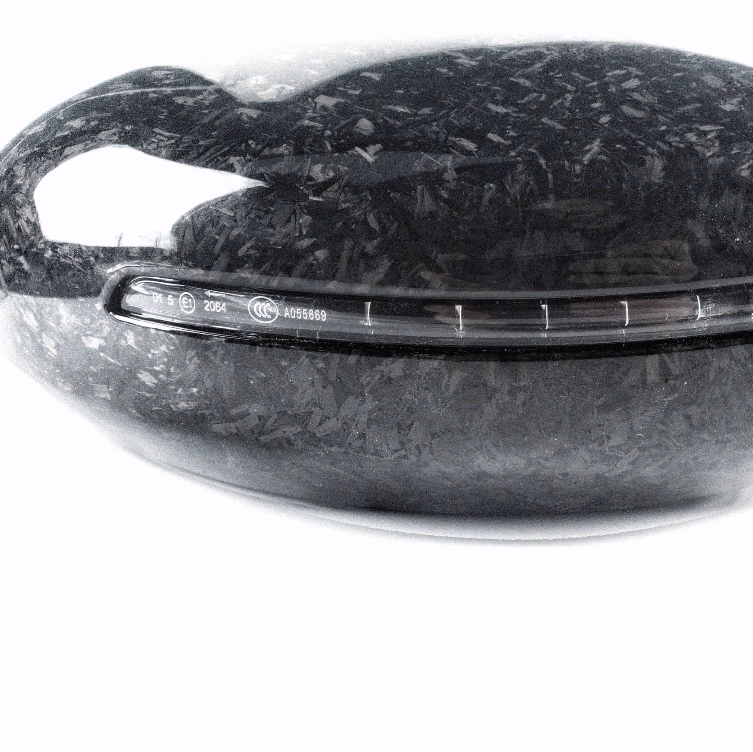 Hochwertiger Carbon-Look Seitenspiegel fĂĽr Fahrzeuge der Premium-Marke Audi.