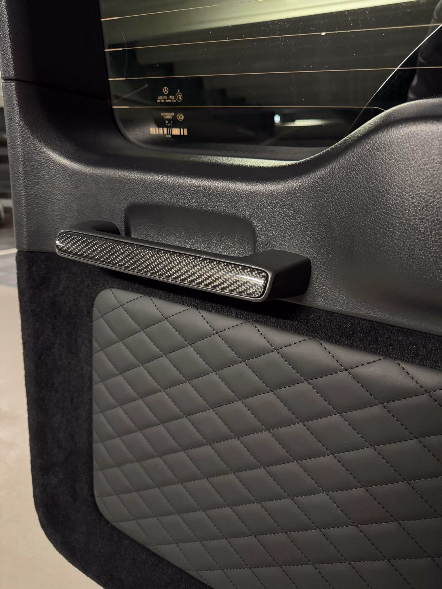 Leistungsstarke Carbon-Faser Türgriffüberzug für modernes Fahrzeugdesign.