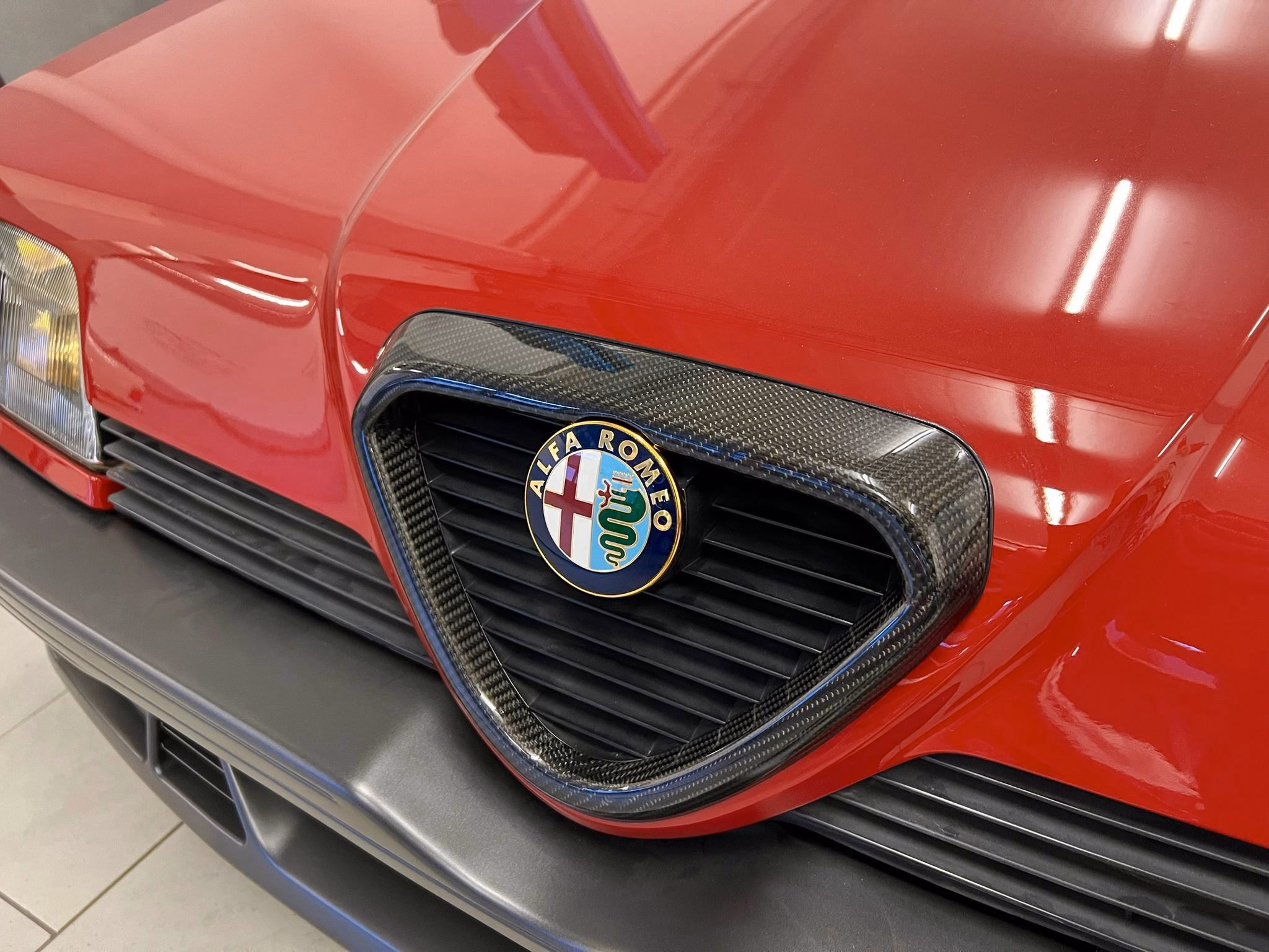 Carbon Modifikationen, Alfa Romeo Sportwagen mit Carbon-Frontgitter, optische Aufwertung und Gewichtsreduzierung.