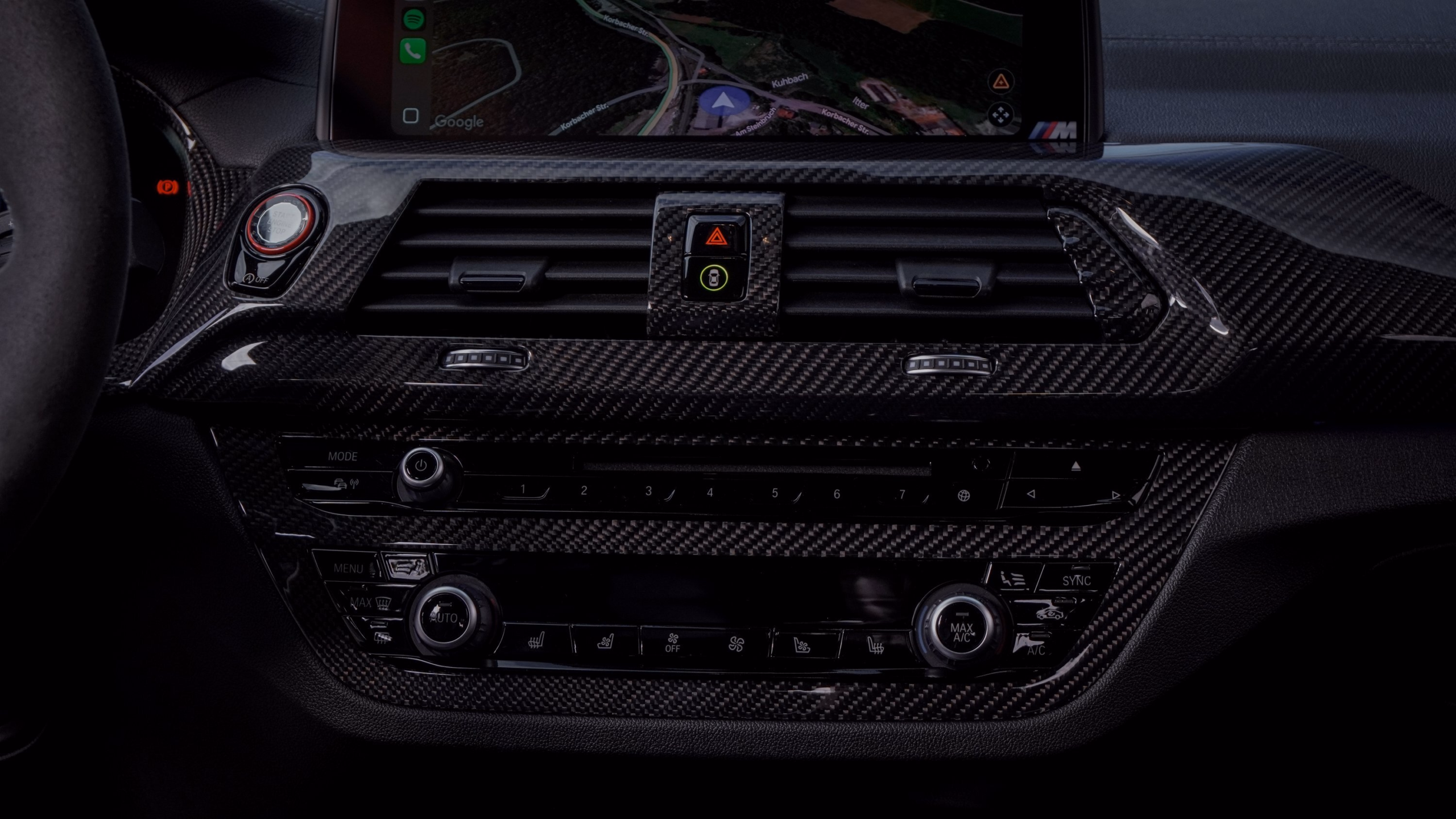Leistungsstarkes Fahrzeug-Innenraum-Design mit Carbon-Finish, inspiriert von Carbon Modifications.