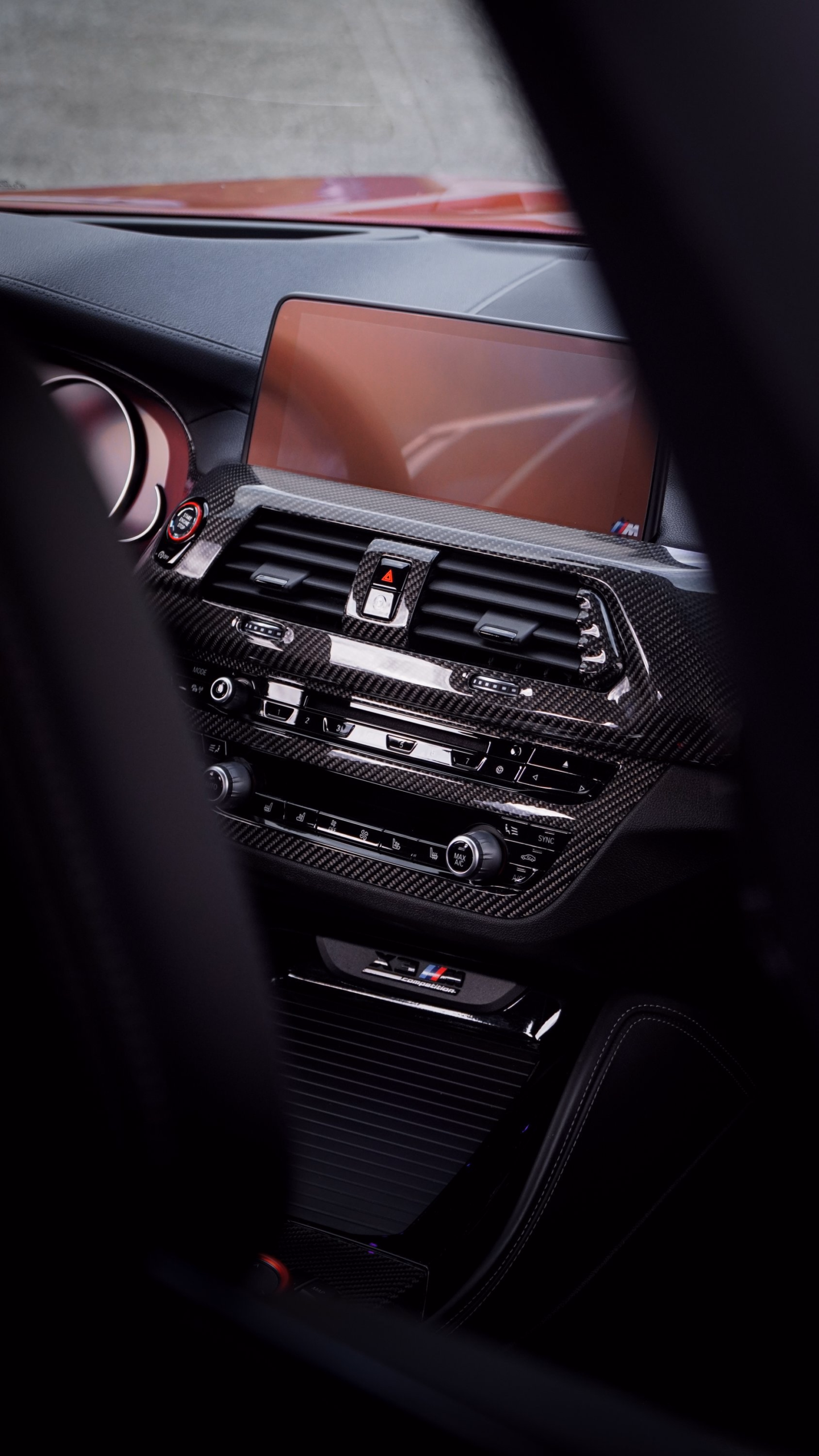 Leistungsversionen mit Carbon-Finish fĂĽr BMW Innenraum, individuelles Fahrzeug-Upgrade.