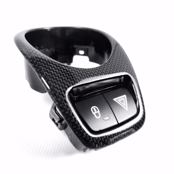 Hochwertiges Carbon-Lenkrad mit integrierten Steuerungselementen für Sportwagen.