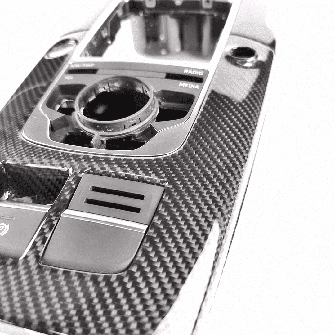 Leistungsstarkes Carbon-Finish an Fahrzeugzentrale mit digitales Steuergerät, individuell anpassbar.