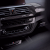 Carbon-Fahrzeuginterieur mit Carbon-Finish, Fokus auf Airvent- und Bedienelemente.