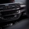 Carbon-Fahrzeuginterieur mit Carbon-Finish, Fokus auf Airvent- und Bedienelemente.