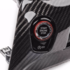 Leistungsstarkes Carbon-Interieur mit Start-Stopp-Taste für Rennwagen.