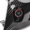 Leistungsstarkes Carbon-Interieur mit Start-Stopp-Taste für Rennwagen.