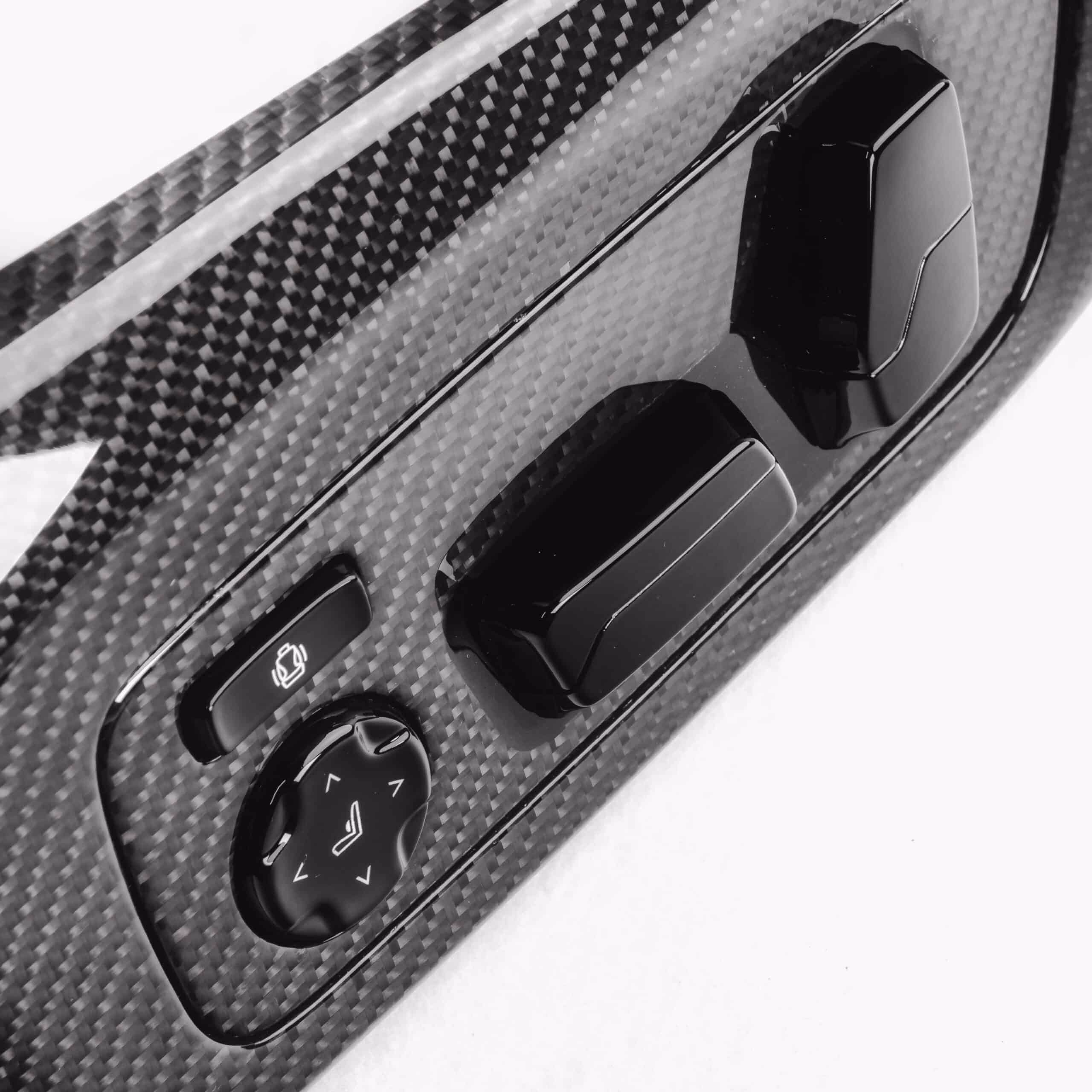 Carbonfaser Innenraumlenkrad mit Multifunktionssteuerung fĂĽr hochwertige Fahrzeugmodifikationen.