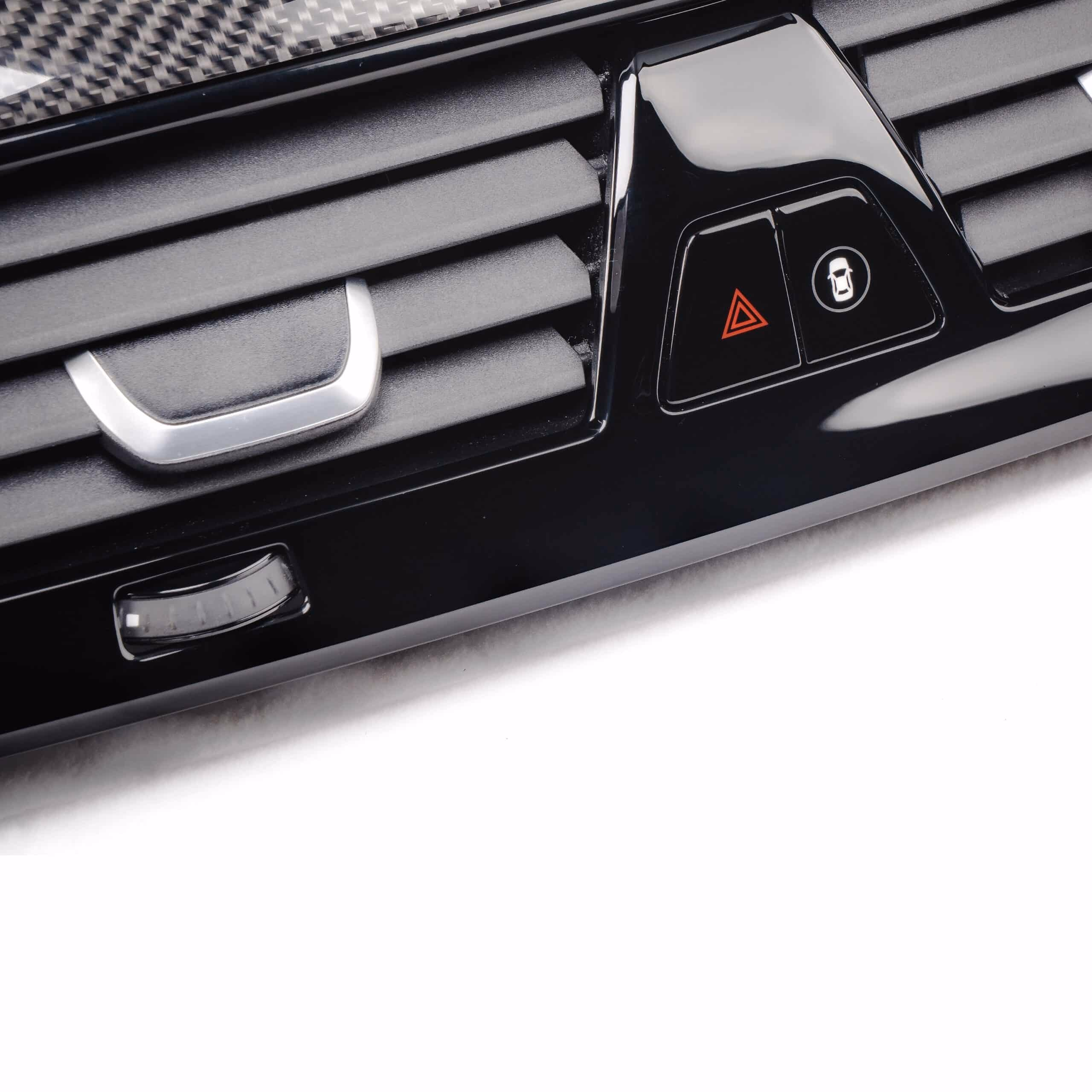 Hochwertiges Carbon-Teile fĂĽr Fahrzeuginterieur und -exterieur.