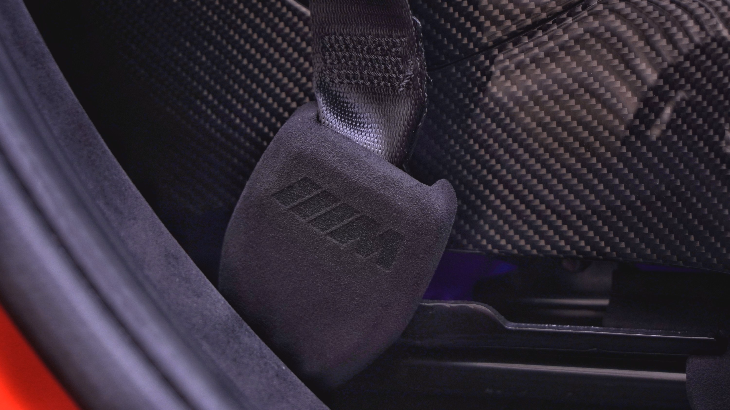 Leistungsstarker Carbon-Designkupplung fĂĽr Hochleistungsfahrzeuge, speziell entwickelt von Carbon Modifications.