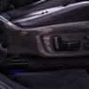 Leistungsstarkes Carbon-Finish auf Autositzen mit elektronischen Sitzverstellungssystemen.