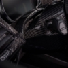Hochwertige Carbon-Lenkradverkleidung für Fahrzeuge, exklusiv von Carbon Modifications.