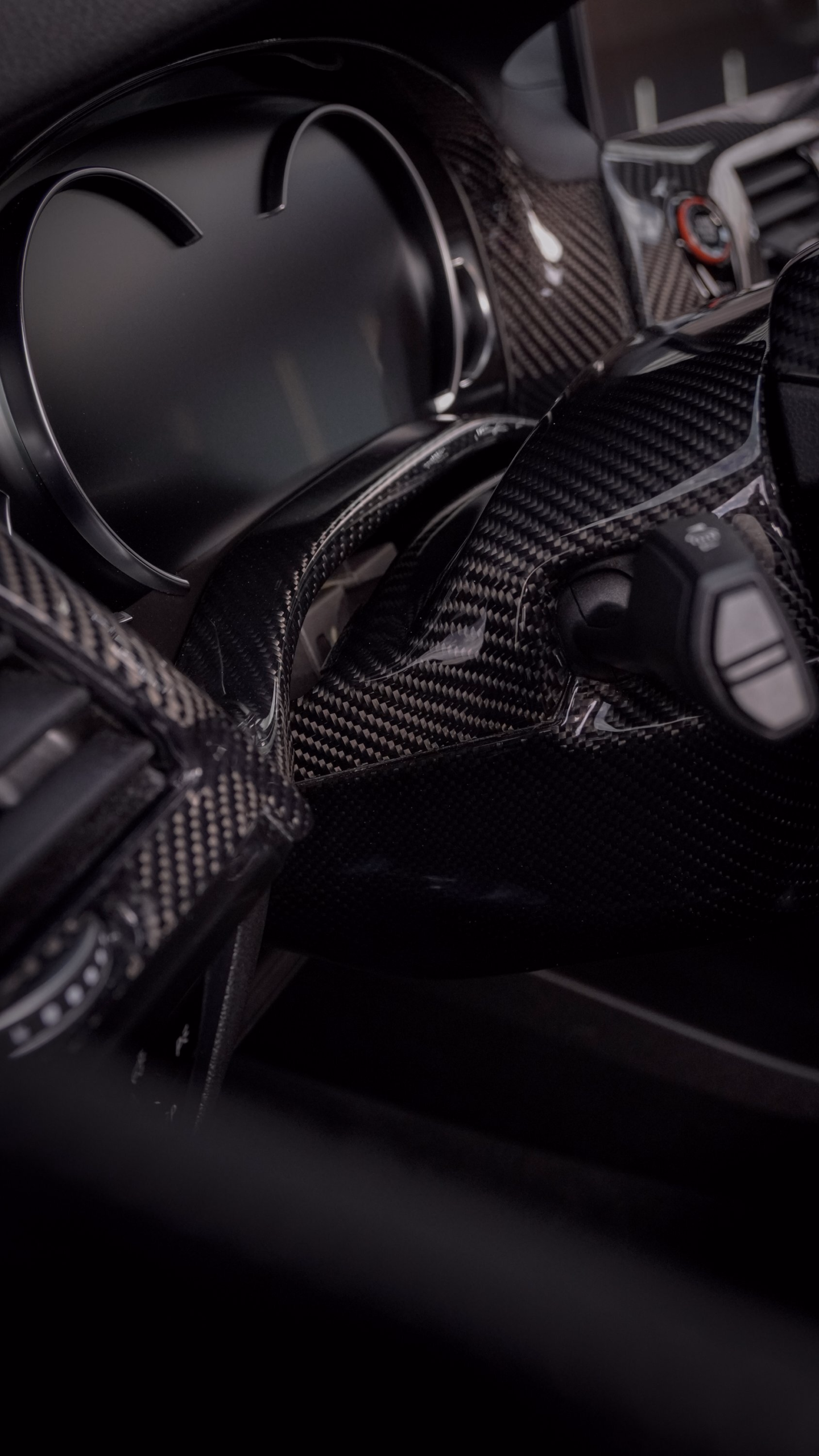 Hochwertige Carbon-Lenkradverkleidung fĂĽr Fahrzeuge, exklusiv von Carbon Modifications.