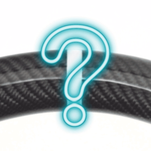 Leitplanke aus Carbon mit Fragezeichen-Symbol, Technik und Automobildesign.