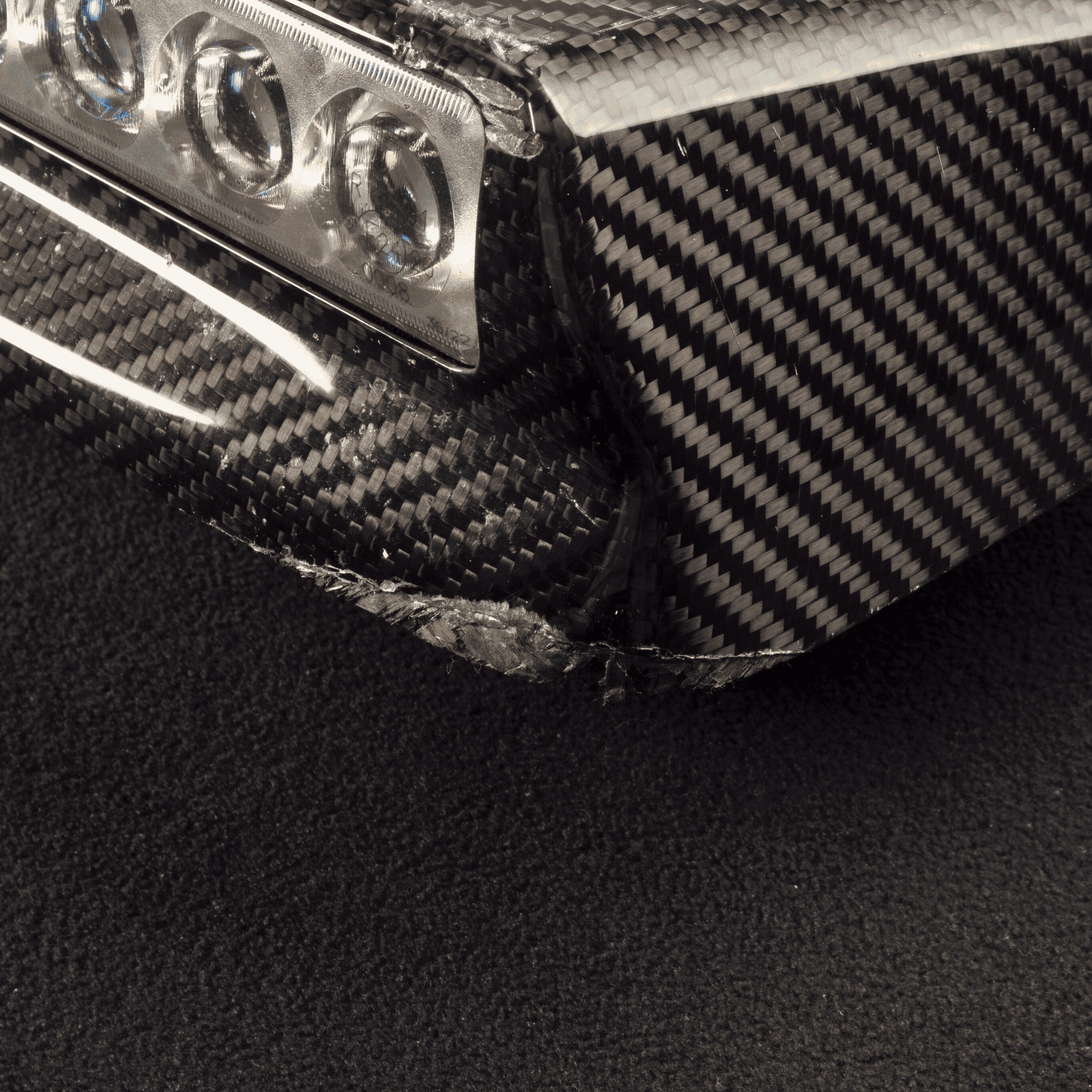 Hochwertiger Carbon-Faser-Karosserieschaden an einem Fahrzeug.