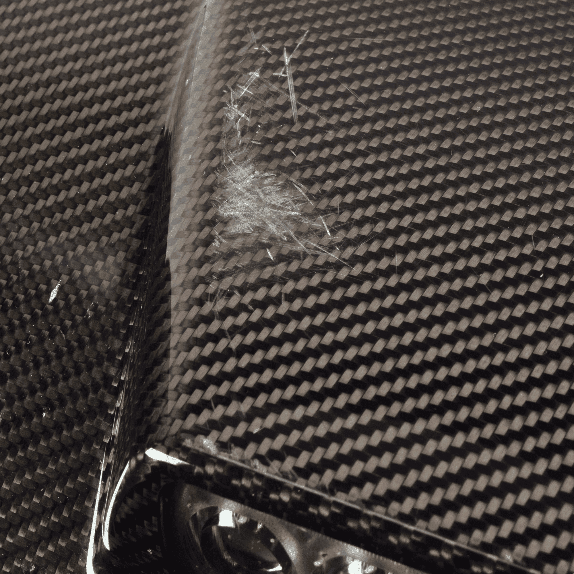 Carbonfasermodifikation zerkratzt, hochqualitative Fahrzeugtuning-Details, nachhaltige Karbonfaserveredelung, Schutz vor Kratzern.