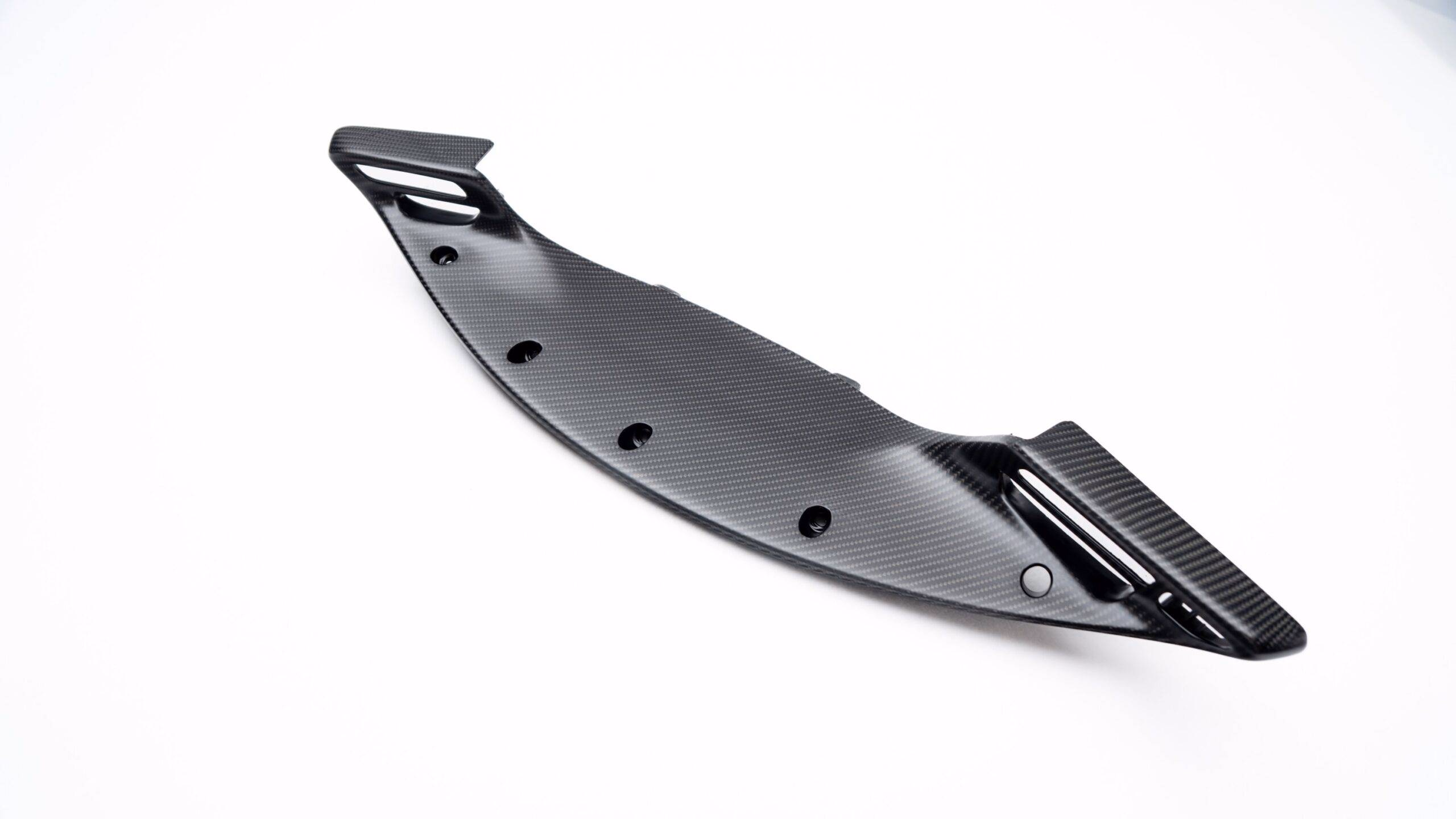 Leichtes Carbonsplitter fĂĽr sportliche Fahrzeugoptik, optimiert fĂĽr aerodynamische Effizienz.