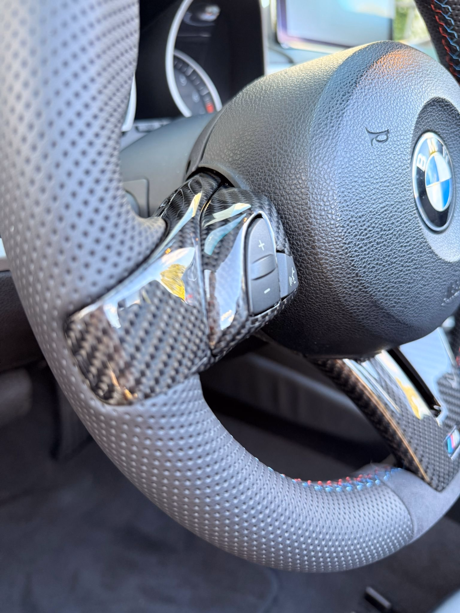 Glanzvolles Carbon-Lenkrad mit sportlichem Design fĂĽr BMW Autos.