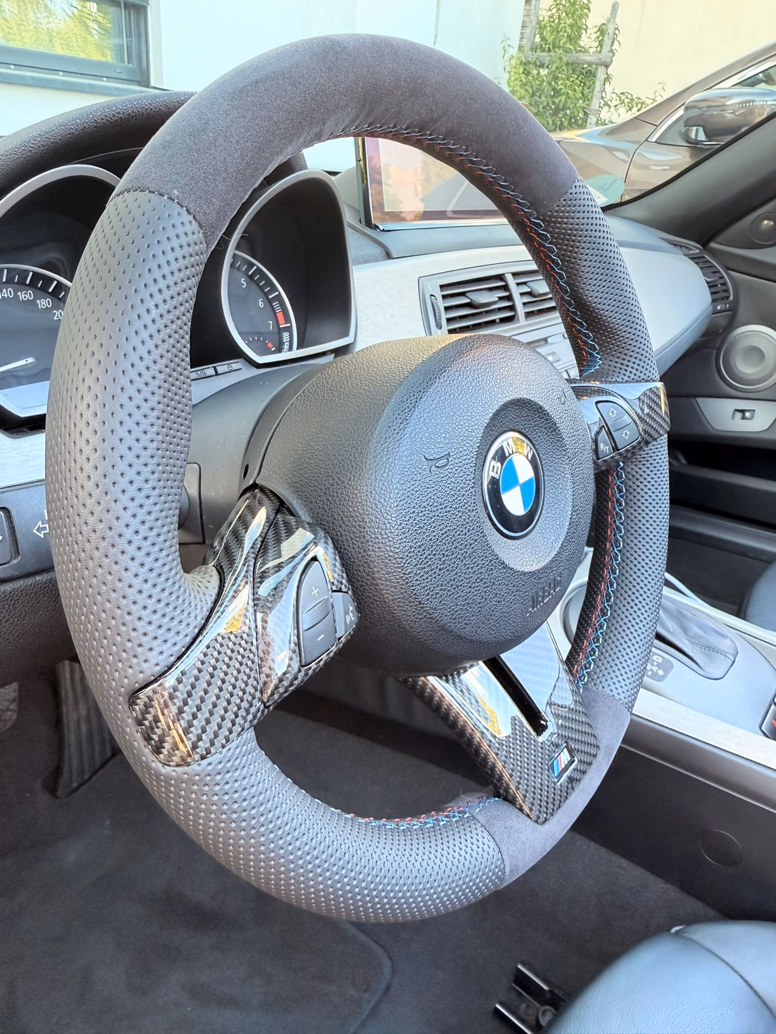 Carbon modifications lenkrad aus carbonfiber, BMW M logo, sportliches lenkrad mit carbon details, hochwertiger automobilzubehör, Tuning-Accessoire für Autos.